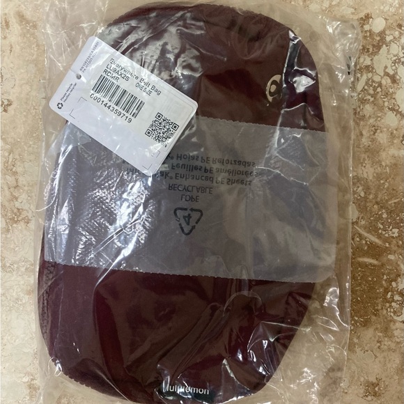Lululemon Everywhere Belt Bag Burgundy /Maroon NWT Perfect for Holidays - Picture 3 of 3